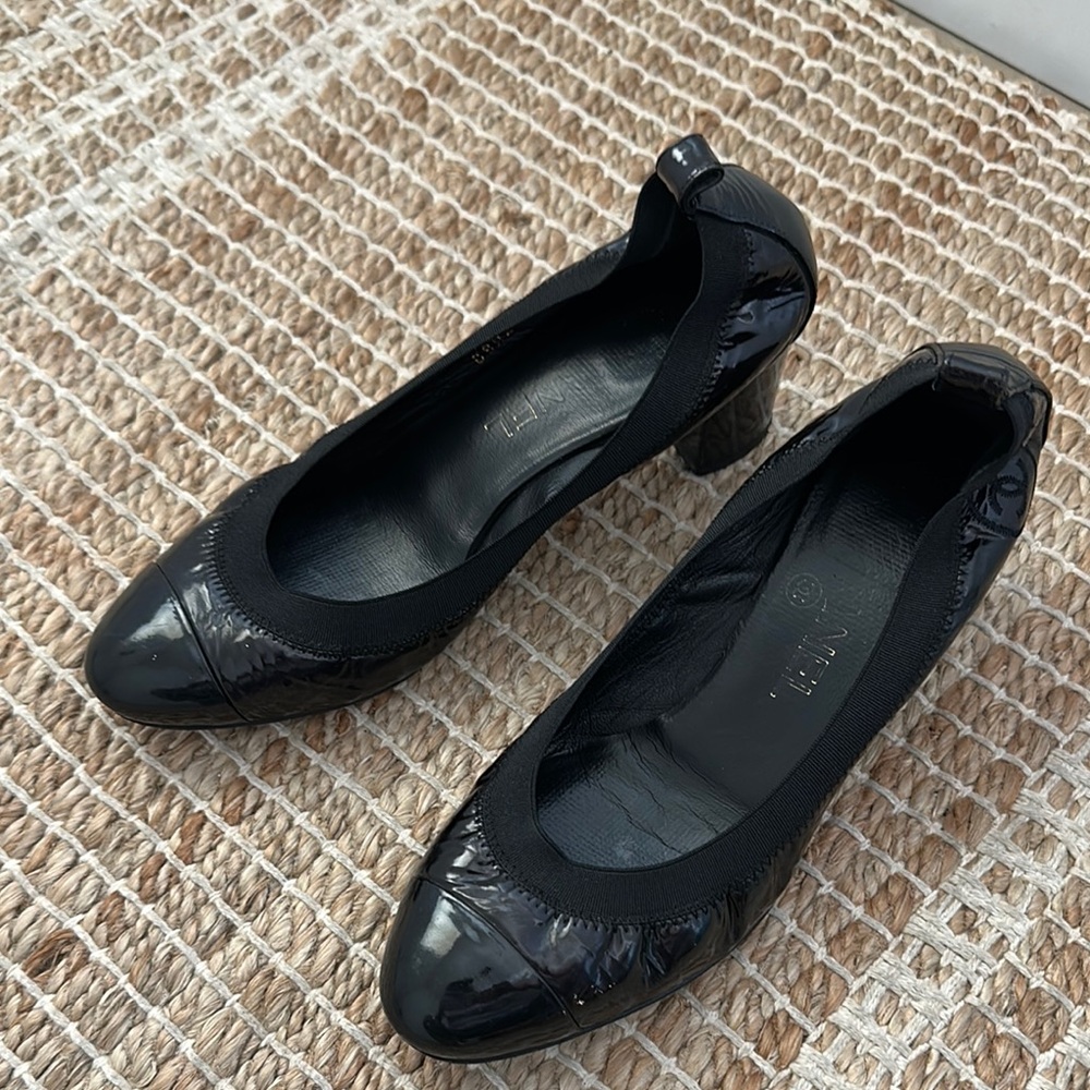 Authentic shoes from Chanel, patent leather, 1 inch heels. Very good condition.